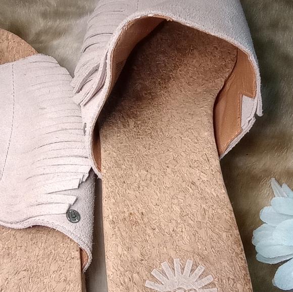 UGG DANES ESPADRILLES WEDGE Slides Tan FRINGE SUEDE -US 10 -lighlty Worn - Picture 8 of 10